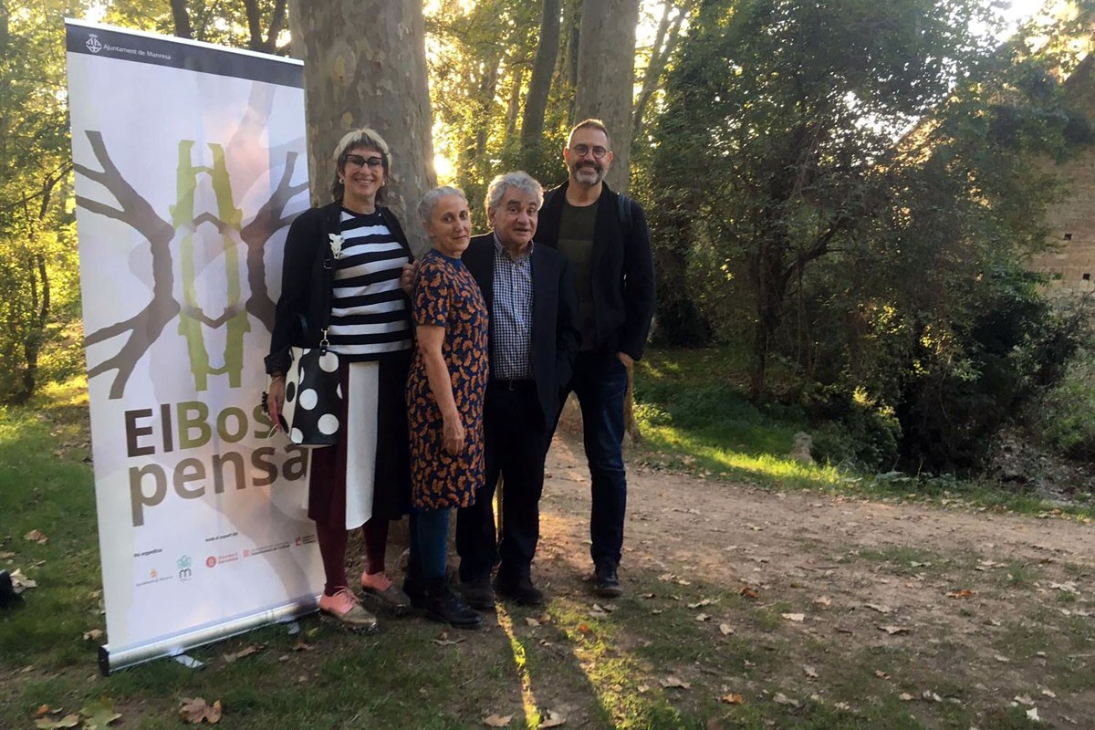 La regidora Anna Crespo, amb els poetes Bernardo Atxaga, Chus Pato i Manuel Forcano