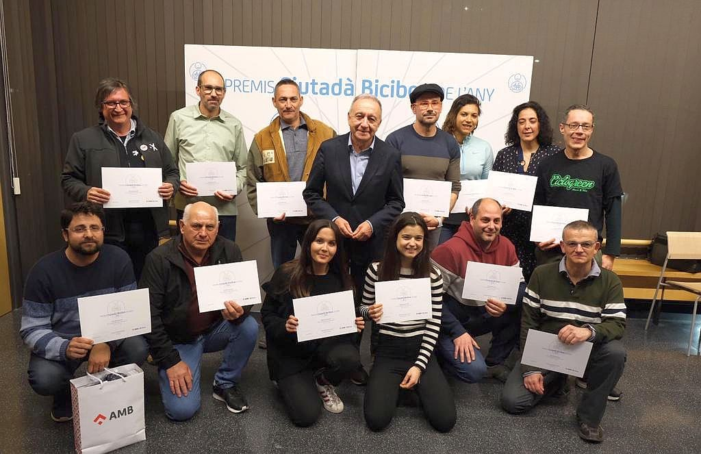 Foto de grup dels guardonats, amb Antoni Poveda, vicepresident de Mobilitat i Transport de l'AMB