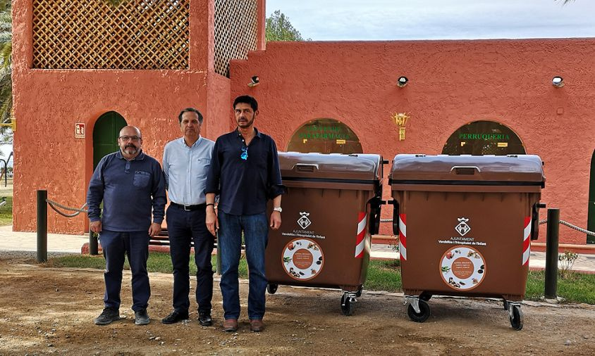 Imatge del lliurament dels contenidors al càmping El Templo del Sol de l'Hospitalet de l'Infant | Cedida