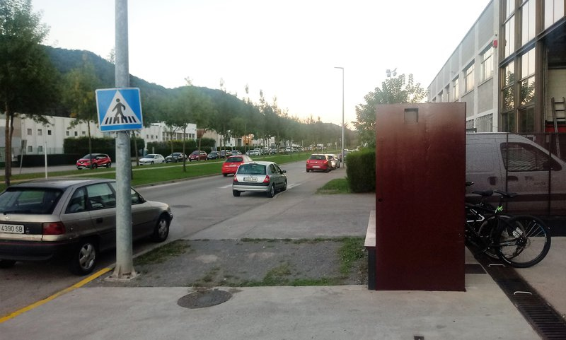 Bicicletes aparcades en una de les empreses del polígon del Pla de Baix d’Olot, on hi ha un carril bici J.C.