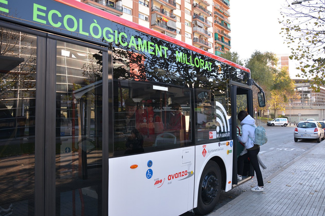 Una de les mesures per prevenir la contaminació acústica ha estat substituir alguns busos per models híbrids (foto: Ajuntament de Rubí – Localpres)