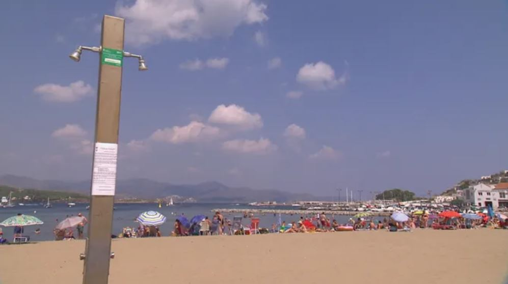 Una dutxa en una platja del Port de la Selva