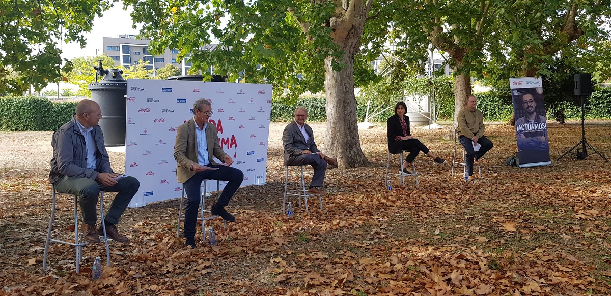 Pla obert de la presentació de Lleida #PelClima, amb representants de la restauració, Coca Cola i Turisme de Lleida, el 4 d'octubre del 2021. (Horitzontal)  Pla obert de la presentació de Lleida #PelClima, amb representants de la restauració, Coca Cola i Turisme de Lleida 