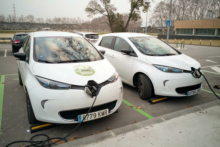 Vehicles elèctrics a l'estació de recàrrega de la Granja Vehicles elèctrics a l'estació de recàrrega de la Granja