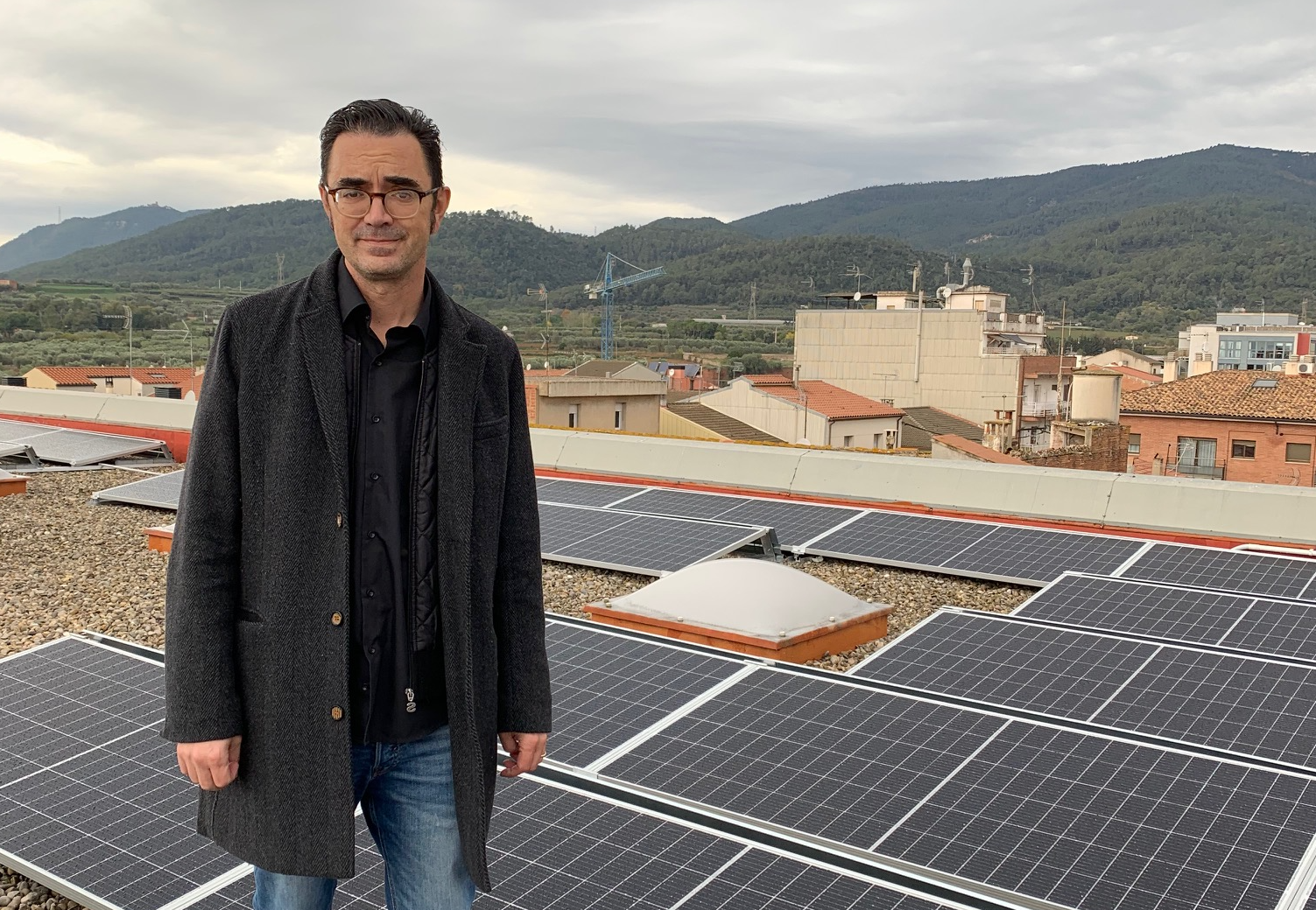 El regidor Jordi Martín al costat de les plaques fotovoltaiques d’un equipament municipal de Caldes. Autor: Jordi Martín