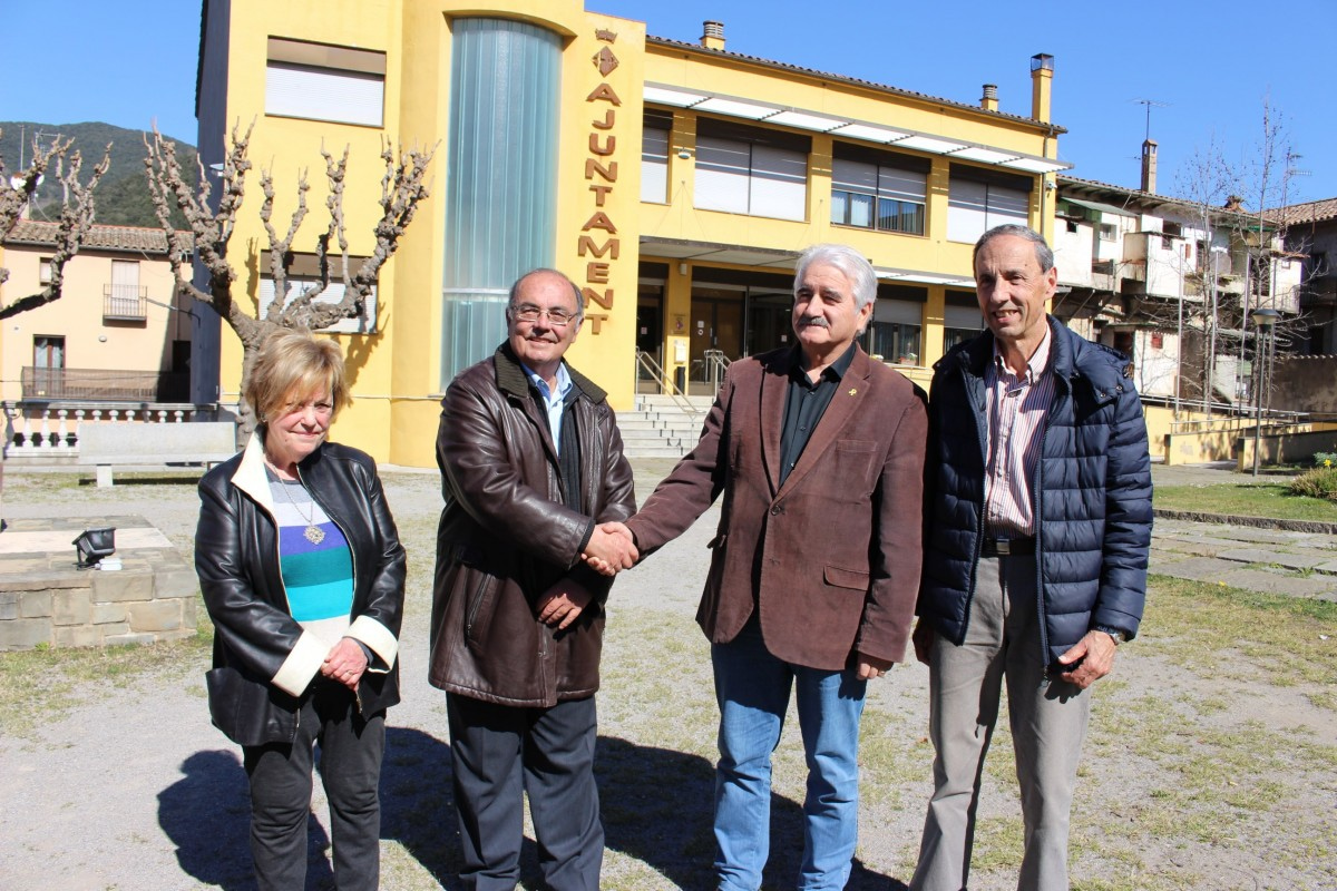 El batlle, Joan Espona, amb membres de l'Associació de Plomistes. | @santjoanfontsaj.