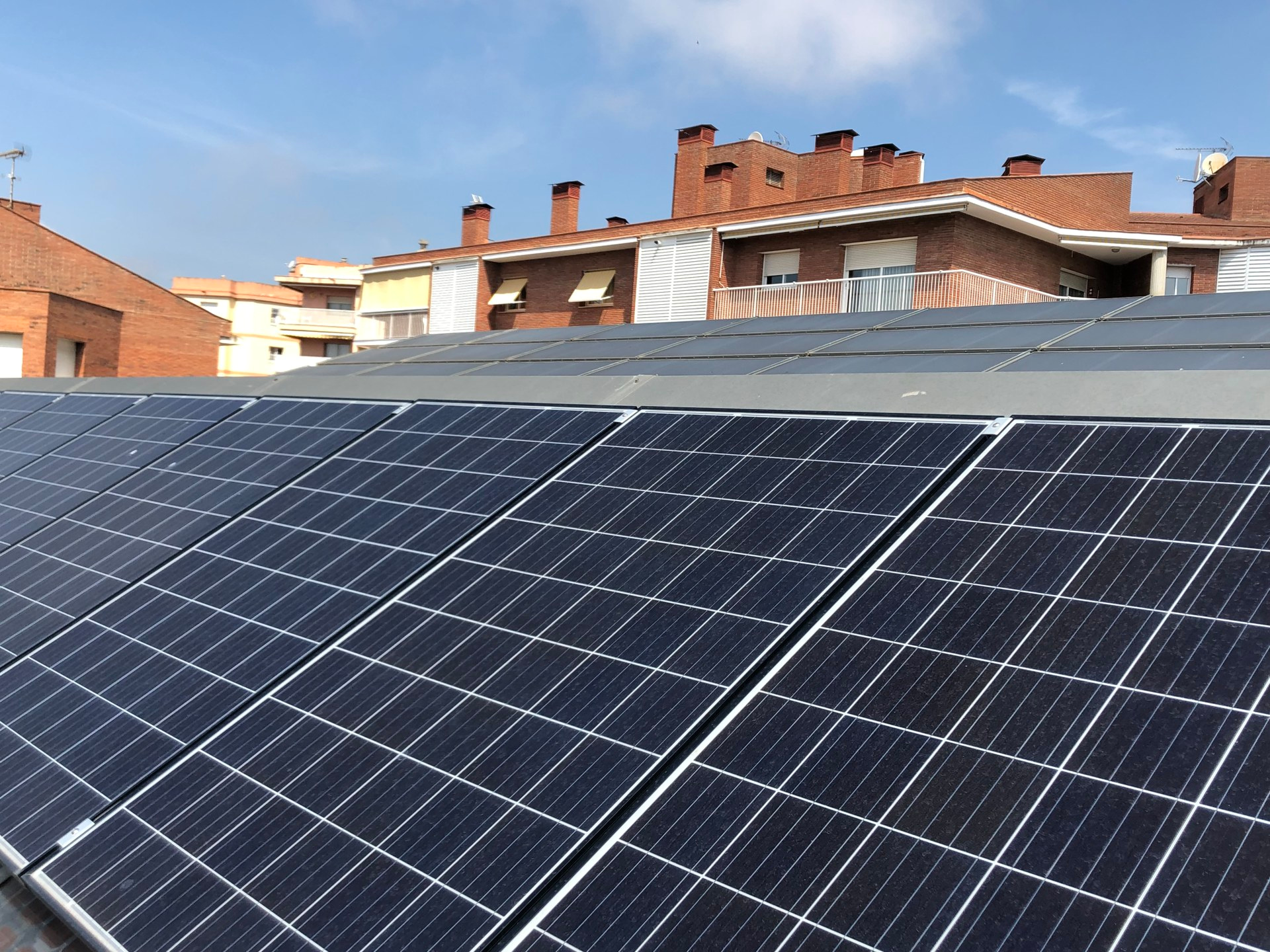 Plaques fotovoltaiques a la Biblioteca Pública Pompeu Fabra. Foto: Ajuntament de Mataró