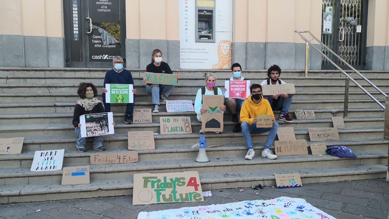 El col·lectiu Fridays for Future s'ha reuint a la plaça Lluís Millet després d'un any d'aturada a causa de la Covid / Foto: Cugat Mèdia