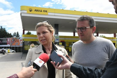 Cristina Julià i Rafael Güeto a la gasolinera Rally (foto: Localpres)