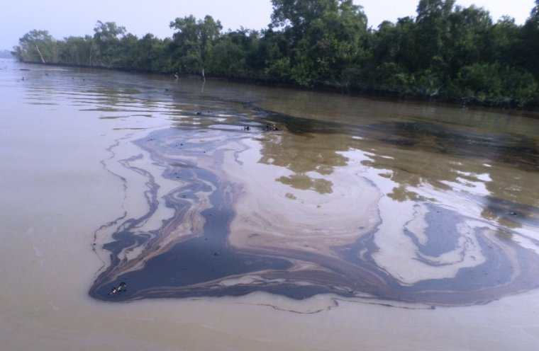 Aigua contaminada amb hidrocarburs | Kallol Mustafa (CC)