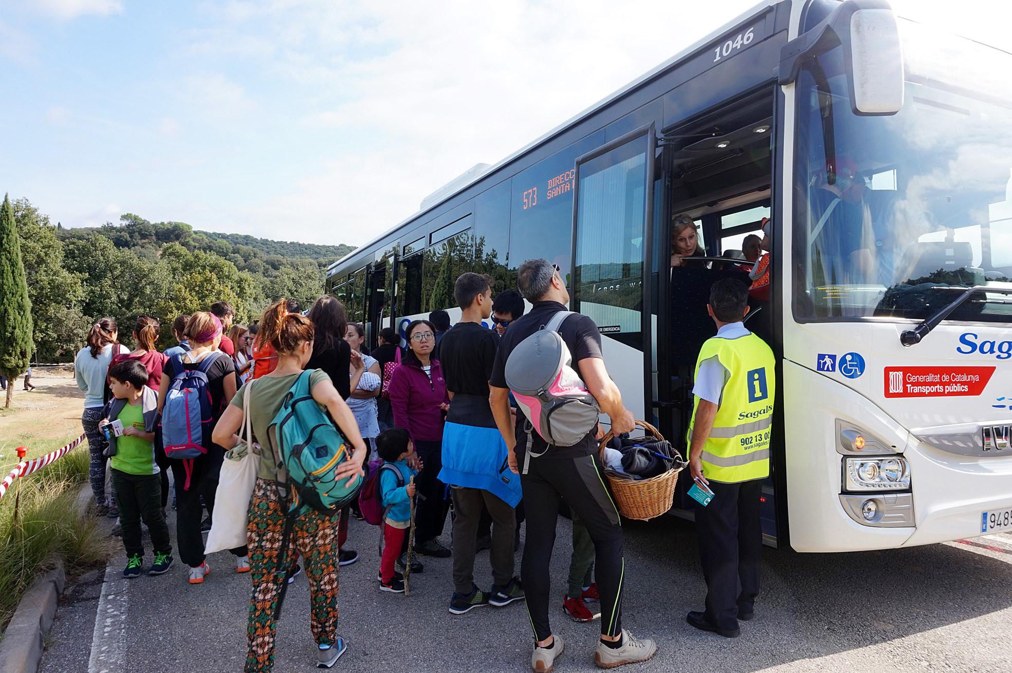 Usuaris pujant al autobus. Pol Purgimon