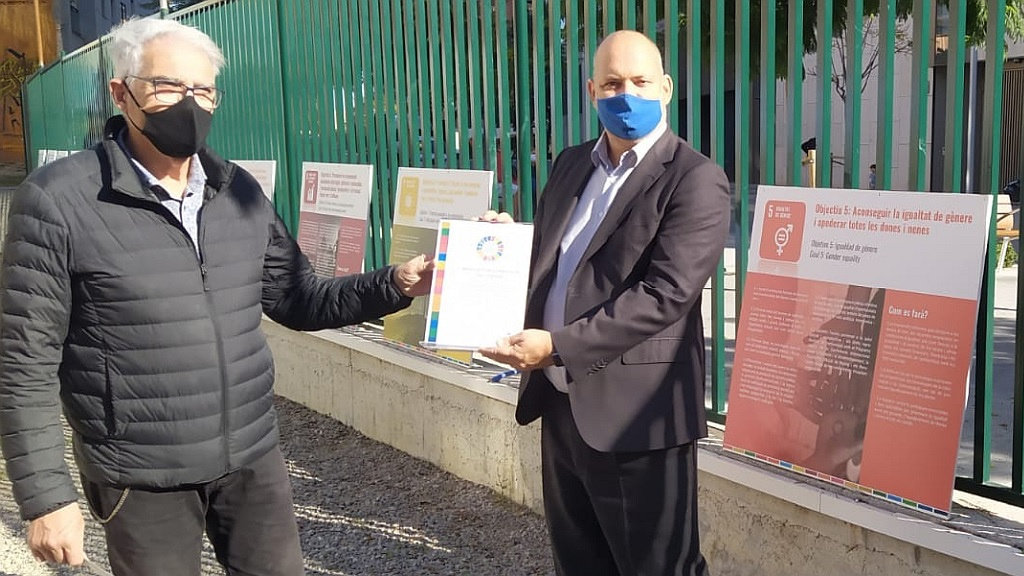 L’auditor Carles Agusti va lliurar el certificat de compliment dels ODS de l’ONU al president de l’Associació de Comerciants Creu Coberta, Lluís Llanas | Foto: Associació de Comerciants Creu Coberta