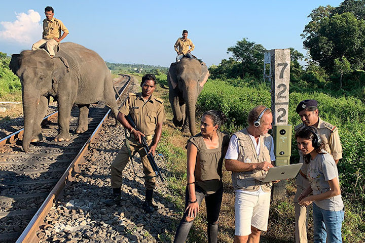 L'investigador del Laboratori d'Aplicacions Bioacústiques (LAB), Michel André, provant el detector acústic per evitar col·lisions amb elefants a la xarxa ferroviària de l'Índia. Imatge de: Apal Singh.