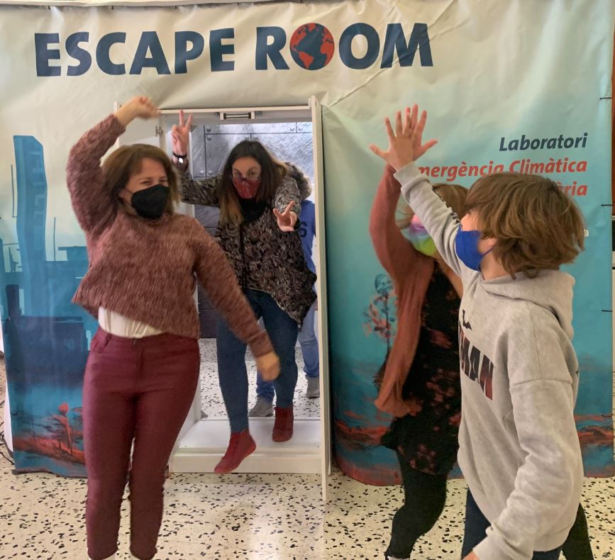 Una família després de superar els reptes de l'Escape Room