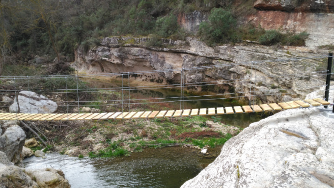 Imatge del pont penjant instal·lat per unir les dues voreres del riu Gaià a Querol