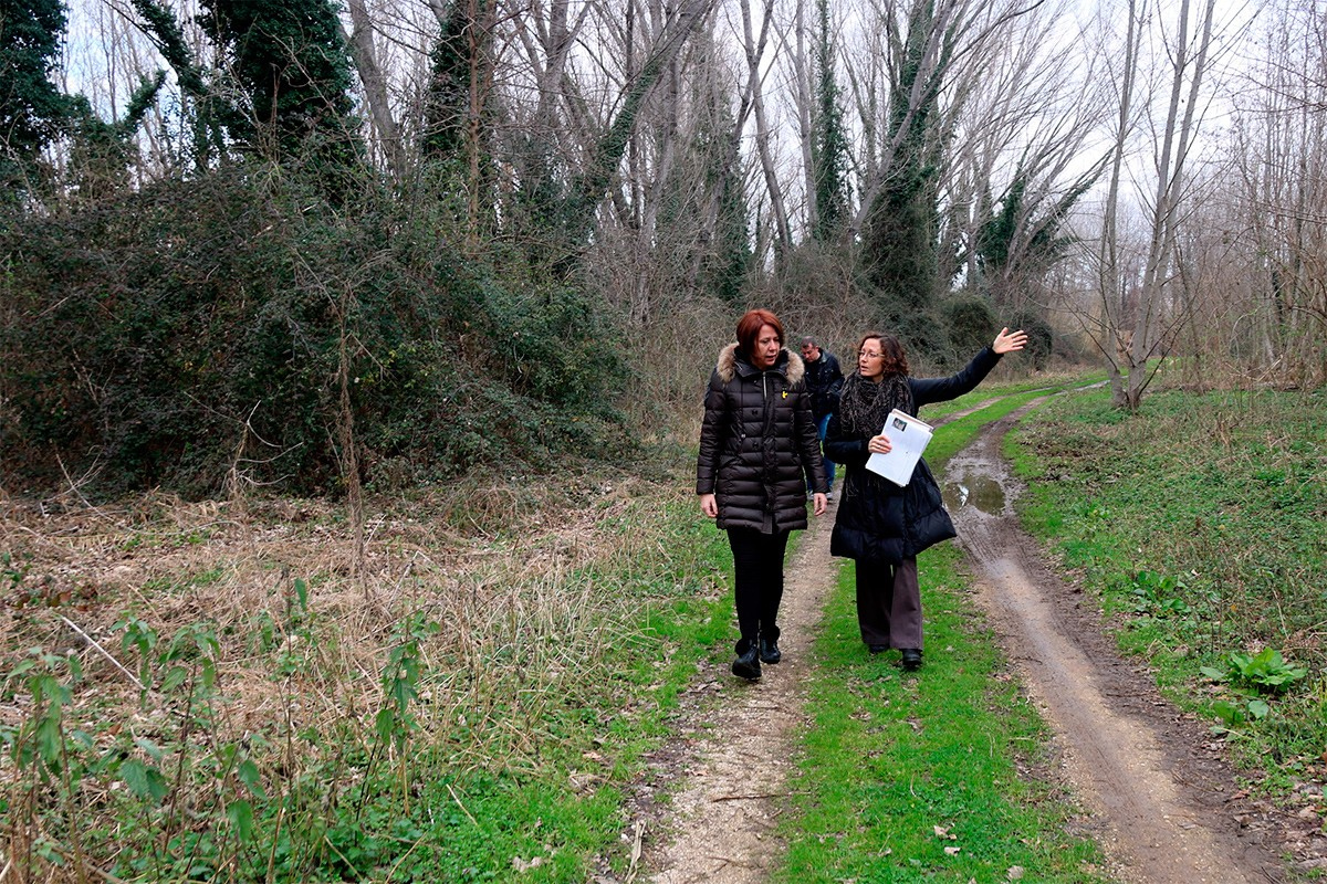 L'alcaldessa de Girona, Marta Madrenas, passejant pel recorregut del camí