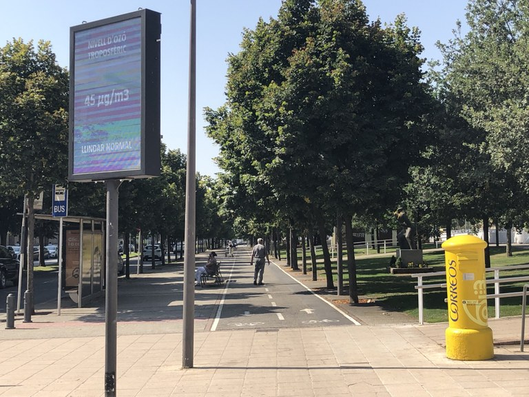 Pantalla informativa a la plaça de l’Estació