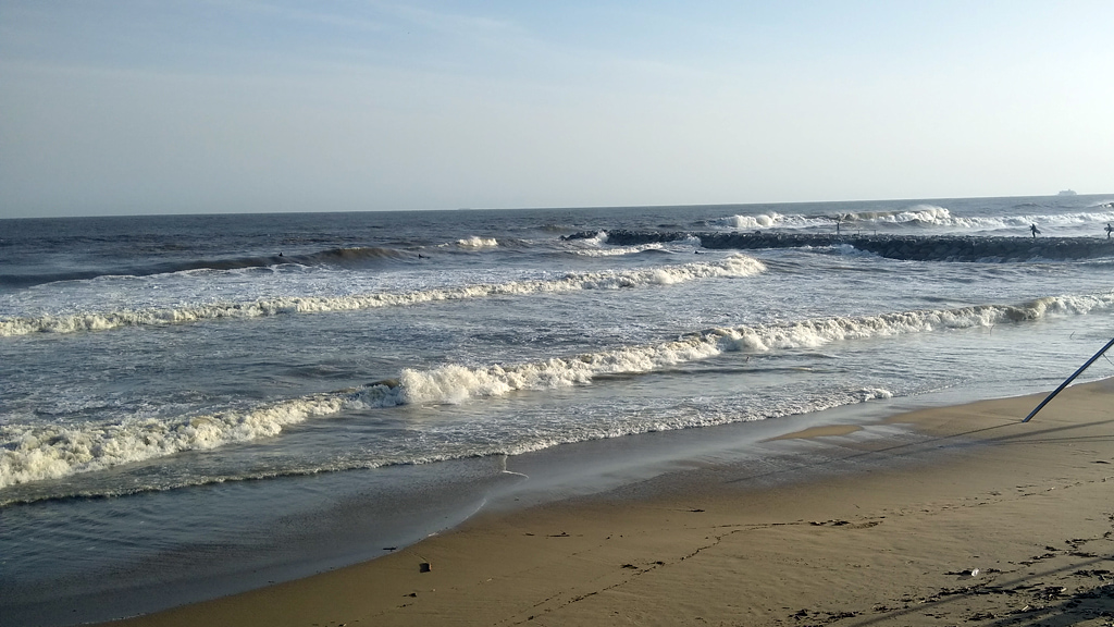 La platja de la Mar Bella després del pas de la borrasca Glòria.