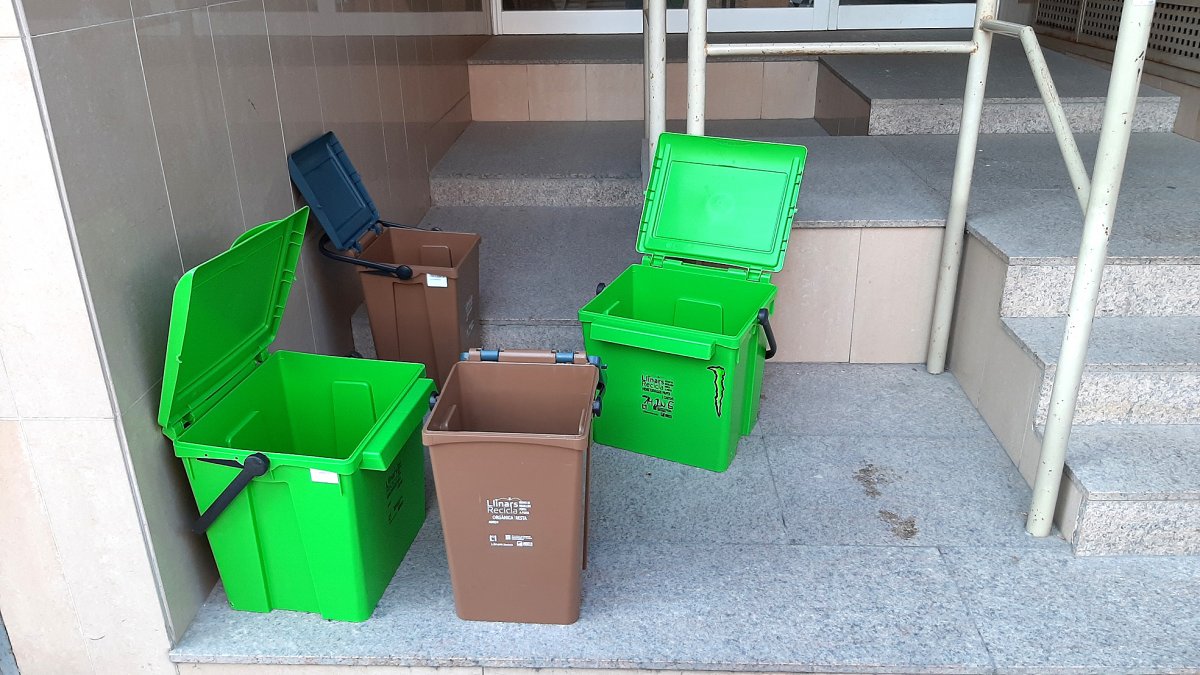 Contenidors domèstics per a la recollida porta a porta a Llinars | Joan B. Mauri Contenidors domèstics per a la recollida porta a porta a Llinars | Joan B. Mauri