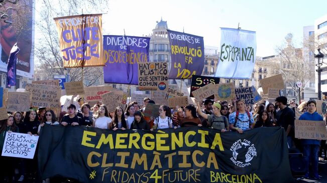 Prop de 2.000 joves protesten a Barcelona en la primera gran manifestació estudiantil en defensa del medi ambient / MANOLO GARCÍA