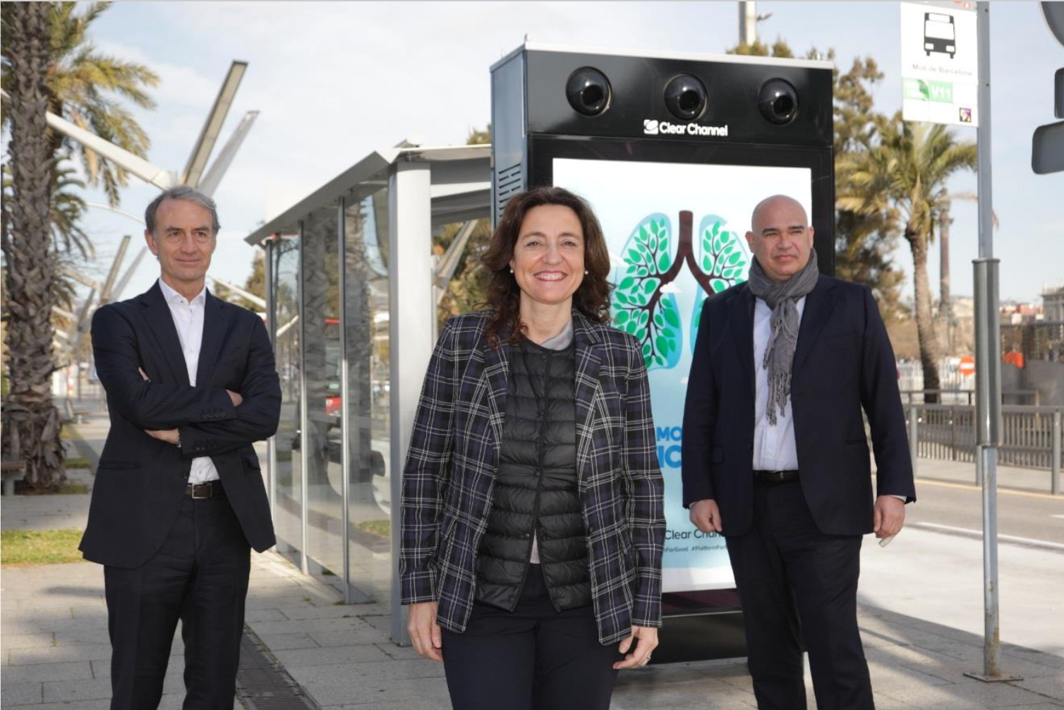 D’esquerra a dreta, el CEO d’Urban Air Purifier, Joaquín Cusí; la presidenta del Port de Barcelona; Mercè Conesa; i el market leaderdel sud d’Europa de Clear Channel, Jordi Sáez. 