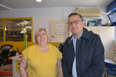 Roser Bosch de la Llar d’Infants Barrufet amb el regidor Rafael Güeto