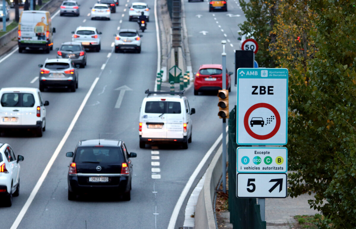 Un cartell avisa als conductors que entren a la Zona de Baixes Emissions de Barcelona a la sortida 5 de la Ronda de Dalt | ACN Un cartell avisa als conductors que entren a la Zona de Baixes Emissions de Barcelona a la sortida 5 de la Ronda de Dalt | ACN