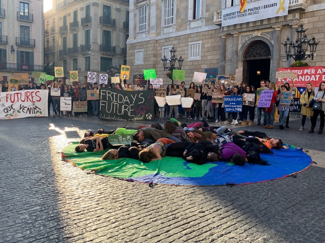 Els estudiants realitzant una performance aquesta tarda a la plaça de Sant Jaume per a protestar contra el canvi climàtic. | Antònia Crespí 