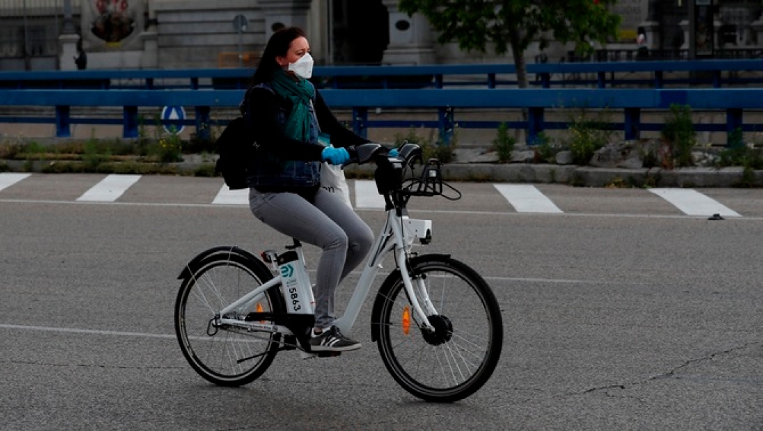 Els canvis en la mobilitat han reduït les emissions (Efe/Chema Moya)mb mascareta circula en bicicleta per Madrid