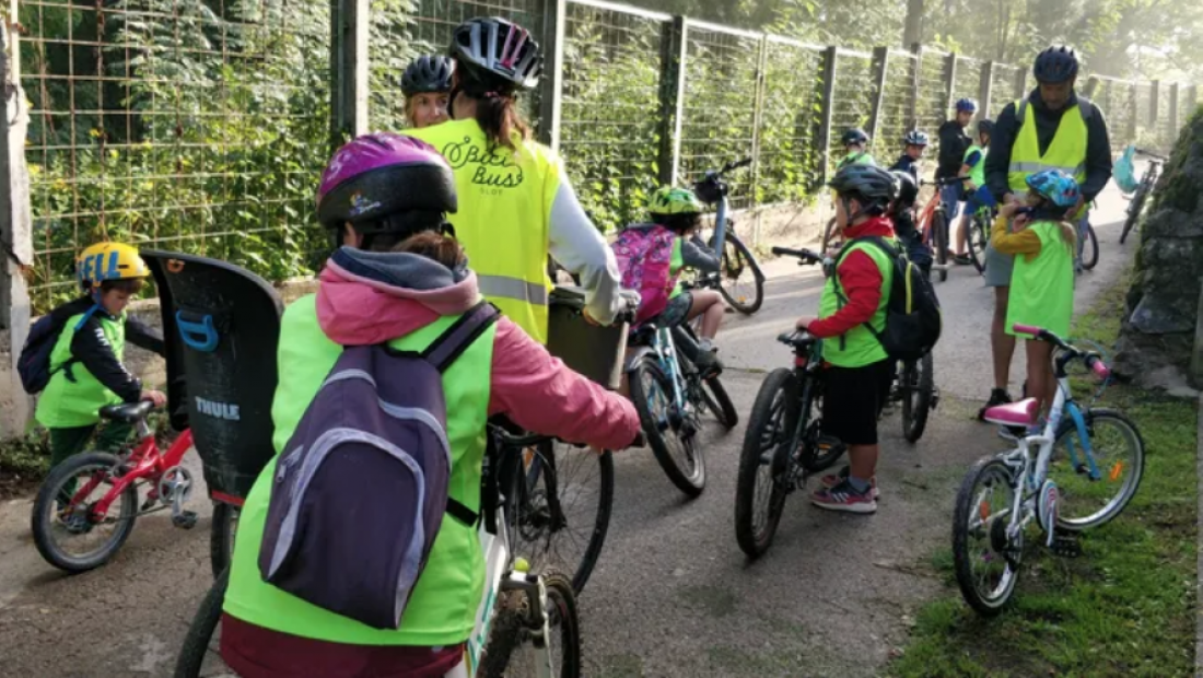 La sortida en bicicleta amb escolars que s'ha fet a Olot