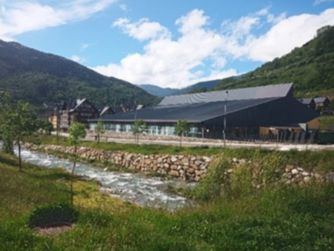 El Palau de Gel de Vielha, un dels equipaments que es podria beneficiar de l'ús de la geotèrmia. Fotografia: ICGC 