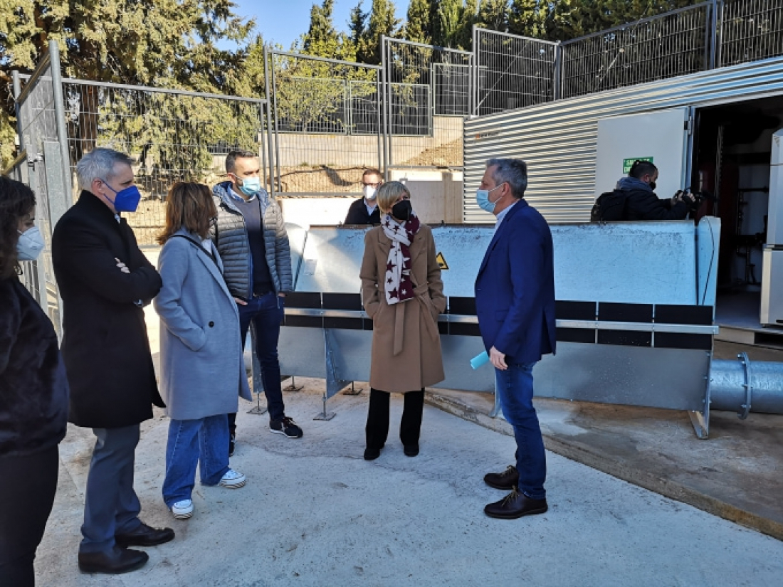 Visita de la presidenta de la Diputació a la xarxa de calor de la Sénia