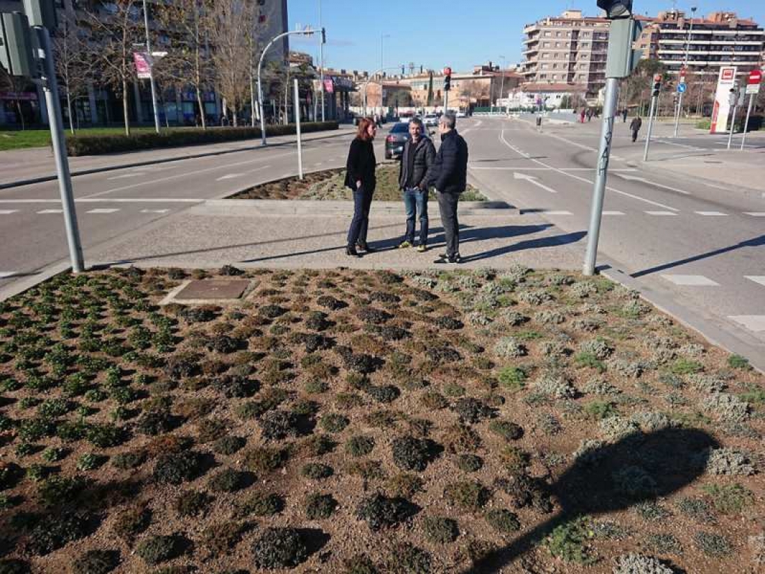 L’alcaldessa de Girona, Marta Madrenas, i el regidor de Sostenibilitat de l’Ajuntament de Girona, Martí Terés, al nou espai enjardinat de la plaça d’Europa