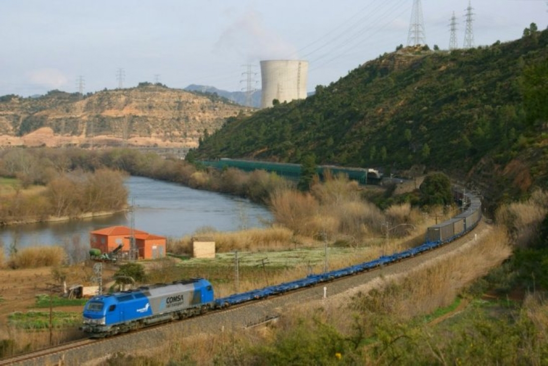 La central nuclear d'Ascó, al costat del riu Ebre, al seu pas per Flix (Ribera d'Ebre) | eldelinux (CC)