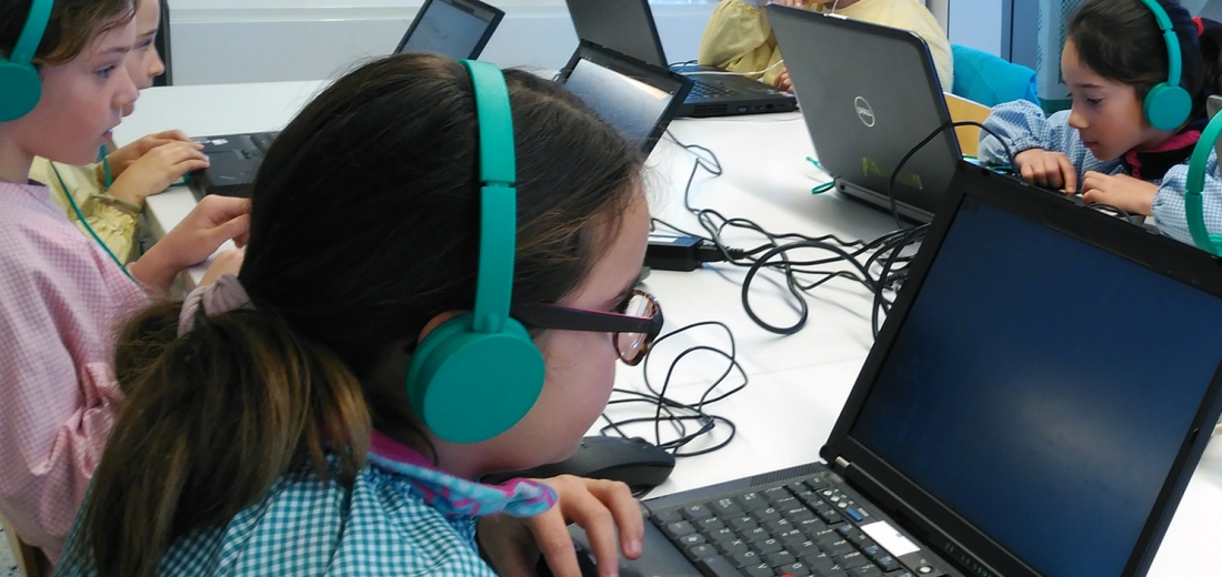 Foto: Participants del projecte BREATHE d'una escola de Barcelona realitzen tests per ordinador. Foto: ISGlobal