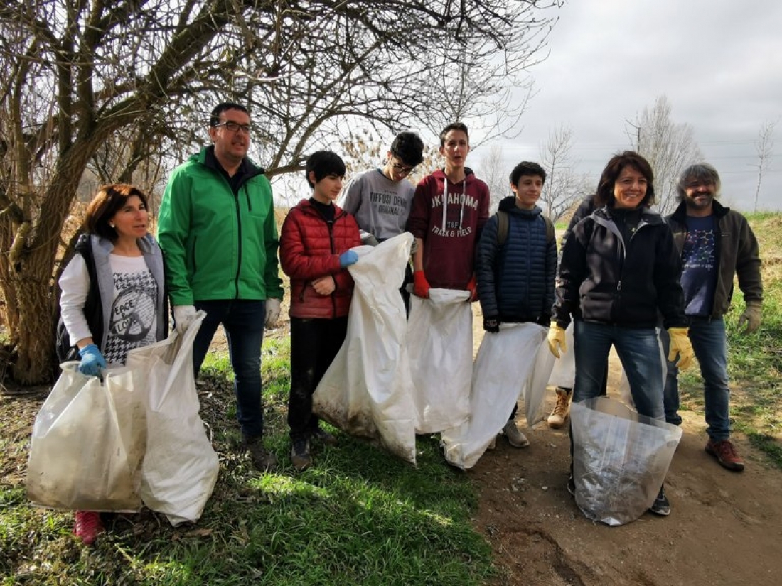 Anna Erra i Albert Castells amb un grup de voluntaris 