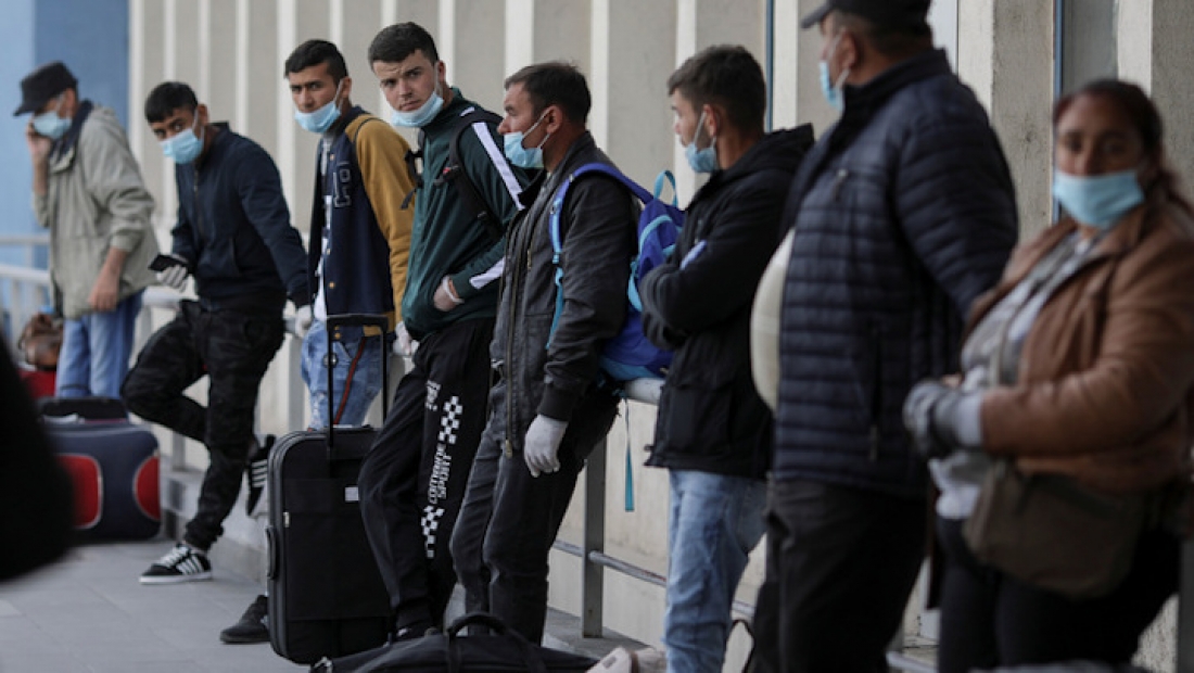 Treballadors temporals romanesos esperen per volar a Alemanya, aquest divendres a l'aeroport de Bucarest (Reuters)