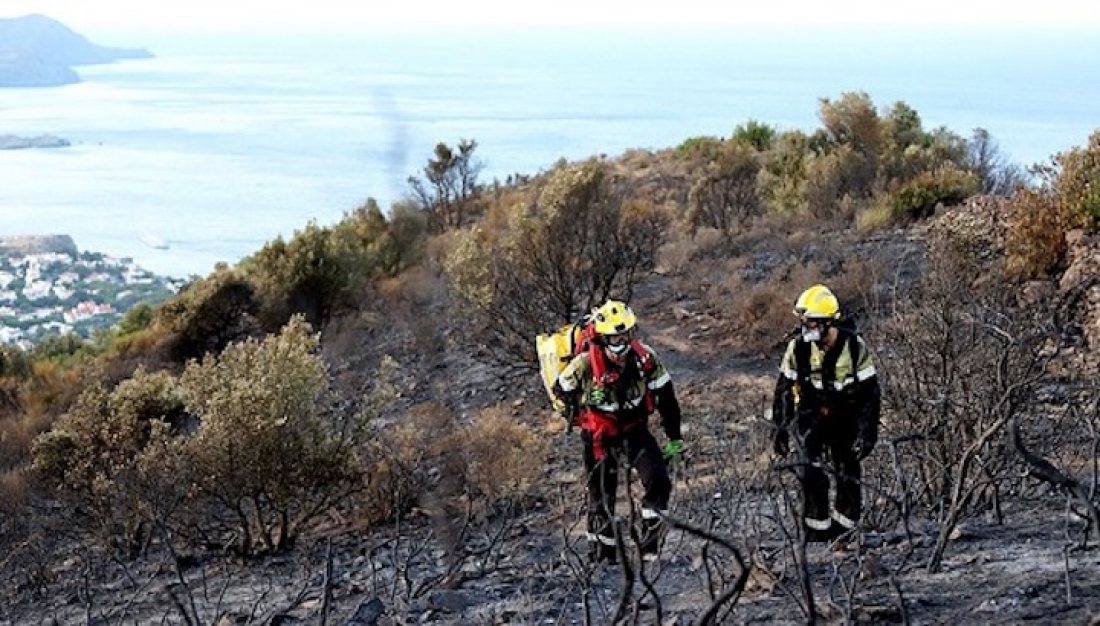 Bombers durant l’extinció de l’incendi d’aquest cap de setmana a Llançà. Font: El País/article.