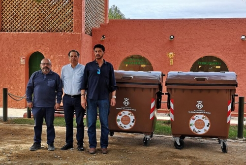 Imatge del lliurament dels contenidors al càmping El Templo del Sol de l'Hospitalet de l'Infant | Cedida