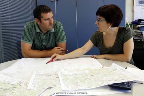El conseller Jaume Colomer amb una tècnica del Consell Comarcal, en una imatge d'arxiu. | ACN
