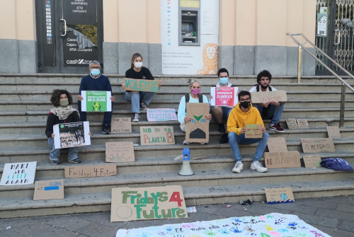 El col·lectiu Fridays for Future s'ha reuint a la plaça Lluís Millet després d'un any d'aturada a causa de la Covid / Foto: Cugat Mèdia