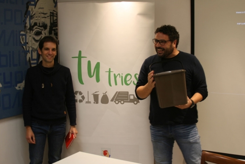 El tècnic de Medi Ambient Antoni Pasqual i el regidor Sebastià Llodrà, amb el poal que es fa servir per a matèria orgànica. / M. BARCELÓ