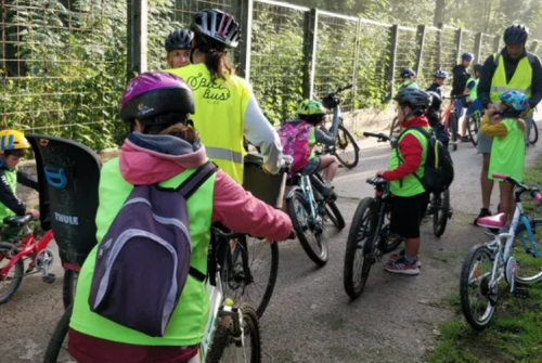 La sortida en bicicleta amb escolars que s'ha fet a Olot