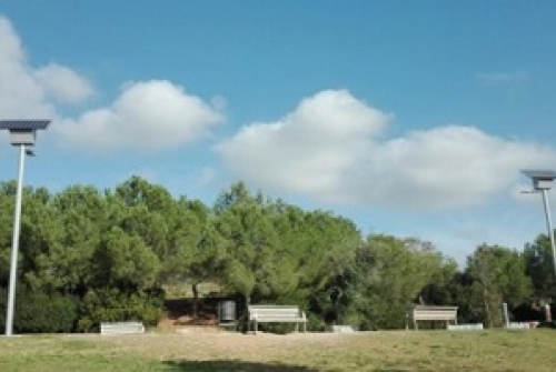 Fanals alimentats amb energia solar situats al parc de Colobrers.