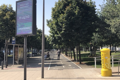 Pantalla informativa a la plaça de l’Estació