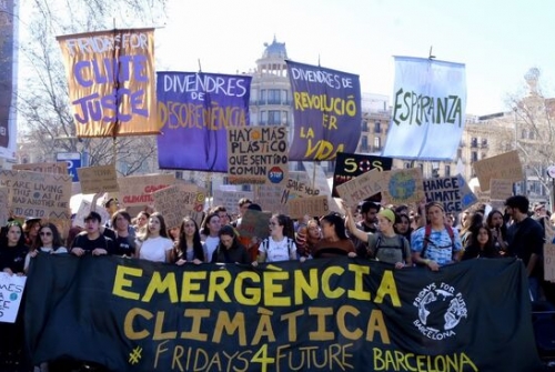 Prop de 2.000 joves protesten a Barcelona en la primera gran manifestació estudiantil en defensa del medi ambient / MANOLO GARCÍA