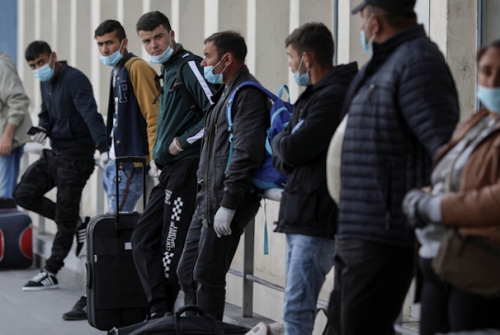 Treballadors temporals romanesos esperen per volar a Alemanya, aquest divendres a l'aeroport de Bucarest (Reuters)