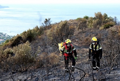 Bombers durant l’extinció de l’incendi d’aquest cap de setmana a Llançà. Font: El País/article.