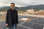El regidor Jordi Martín al costat de les plaques fotovoltaiques d’un equipament municipal de Caldes. Autor: Jordi Martín