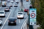 Un cartell avisa als conductors que entren a la Zona de Baixes Emissions de Barcelona a la sortida 5 de la Ronda de Dalt | ACN